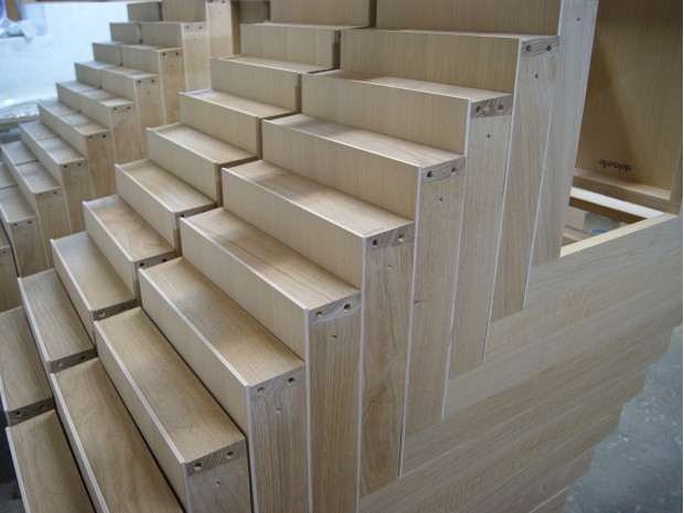 Tabourets en cours d'assemblage