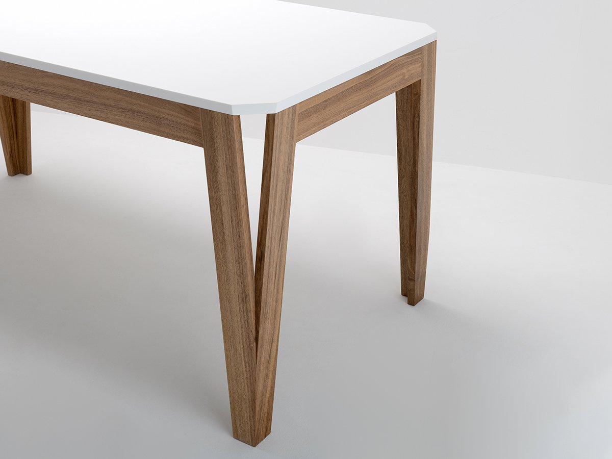 Table MéliMélo en noyer et résine - Pied ajouré et épuré