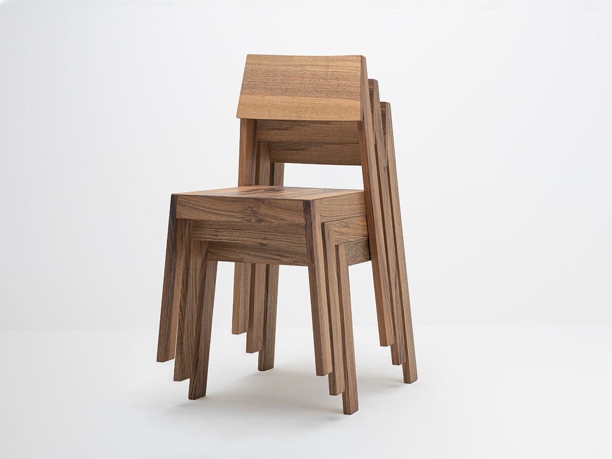 Chaise PilPil en noyer - Les chaises design qui s'empilent