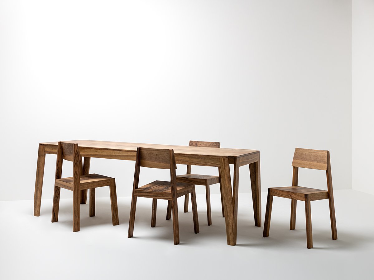 Chaise PilPil en noyer avec notre table MéliMélo en noyer -  Chaise design en bois massif