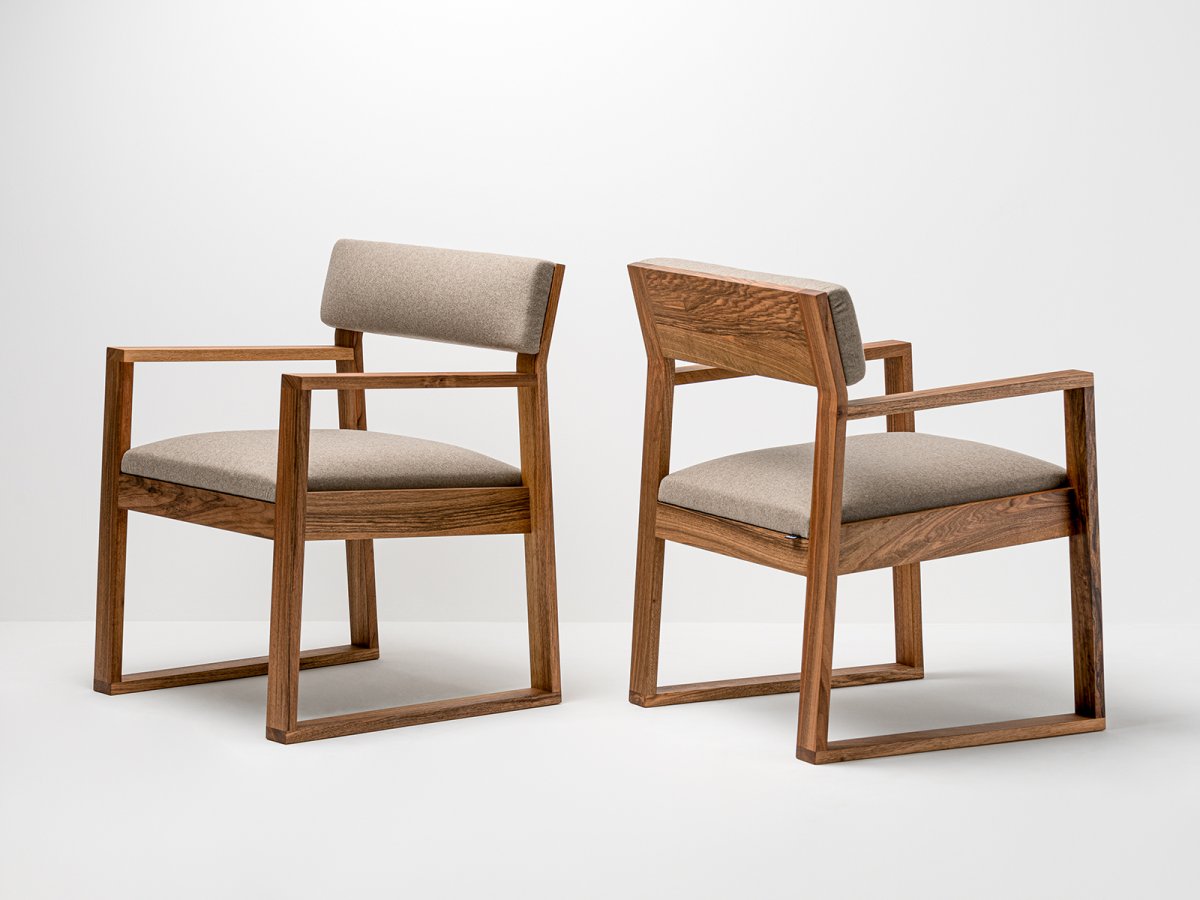 Fauteuil Aix en noyer et tissus Arpin ® - Éco-conçu avec du noyer massif