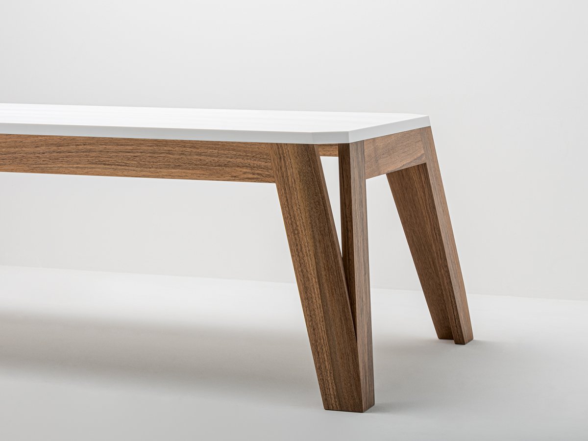Table basse MéliMélo en noyer et résine sur-mesure - Le bois massif associé au HI-MACS ®