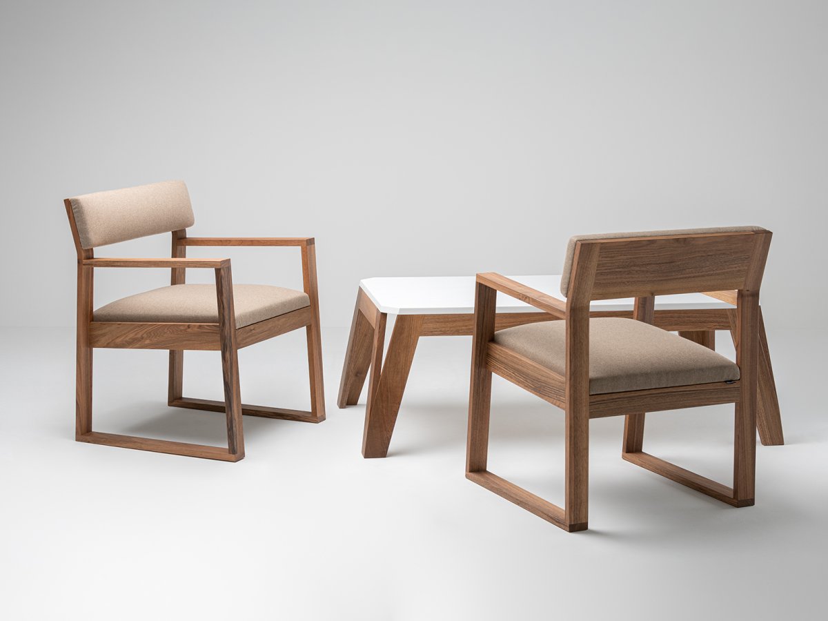 Table basse MéliMélo en noyer et résine sur-mesure - Avec nos fauteuils Aix
