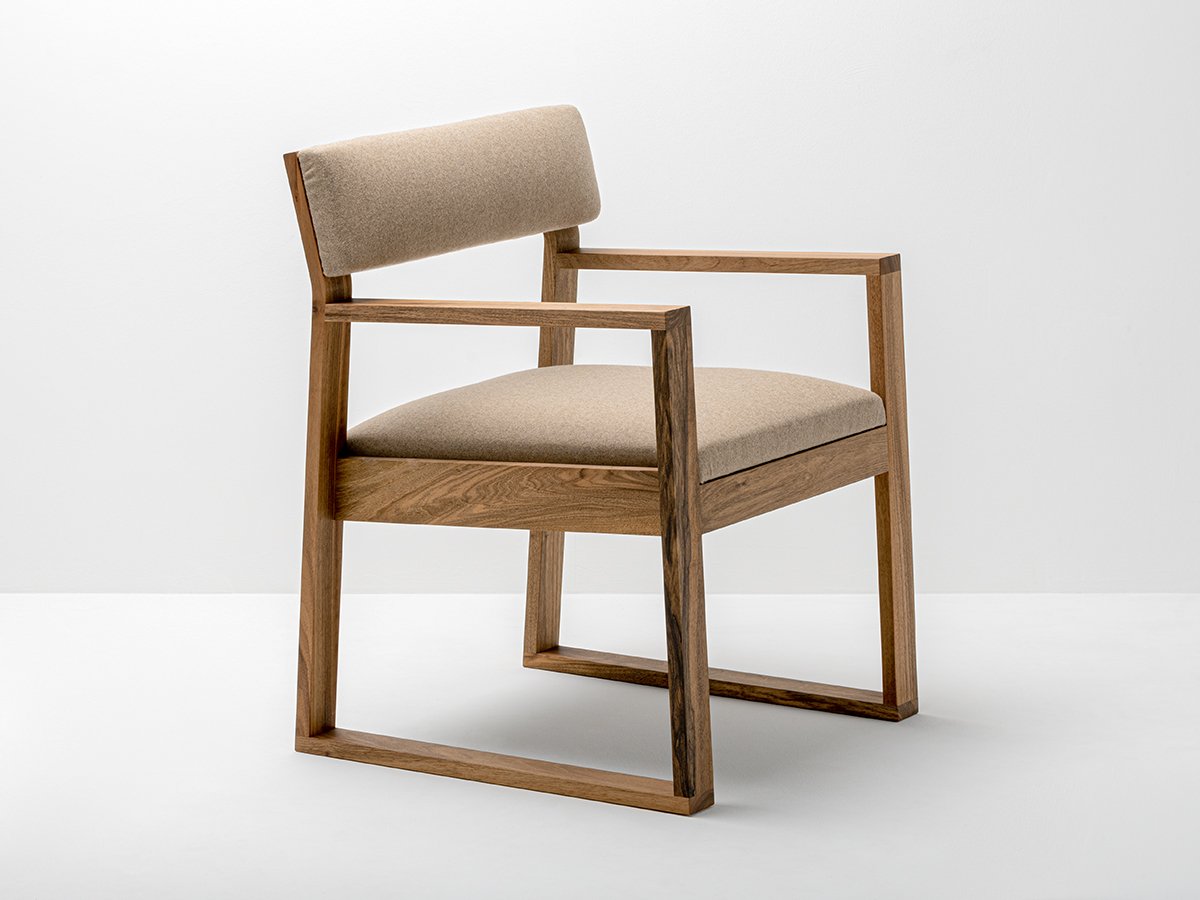 Chaise Aix en noyer et tissus Arpin ® - 100% made in France