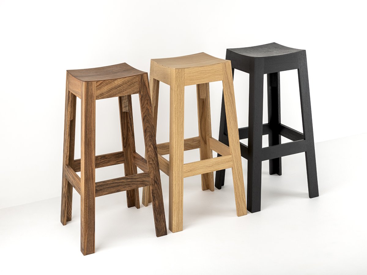 Tabouret de bar Wak en noyer - Tabouret en bois massif disponible en chêne