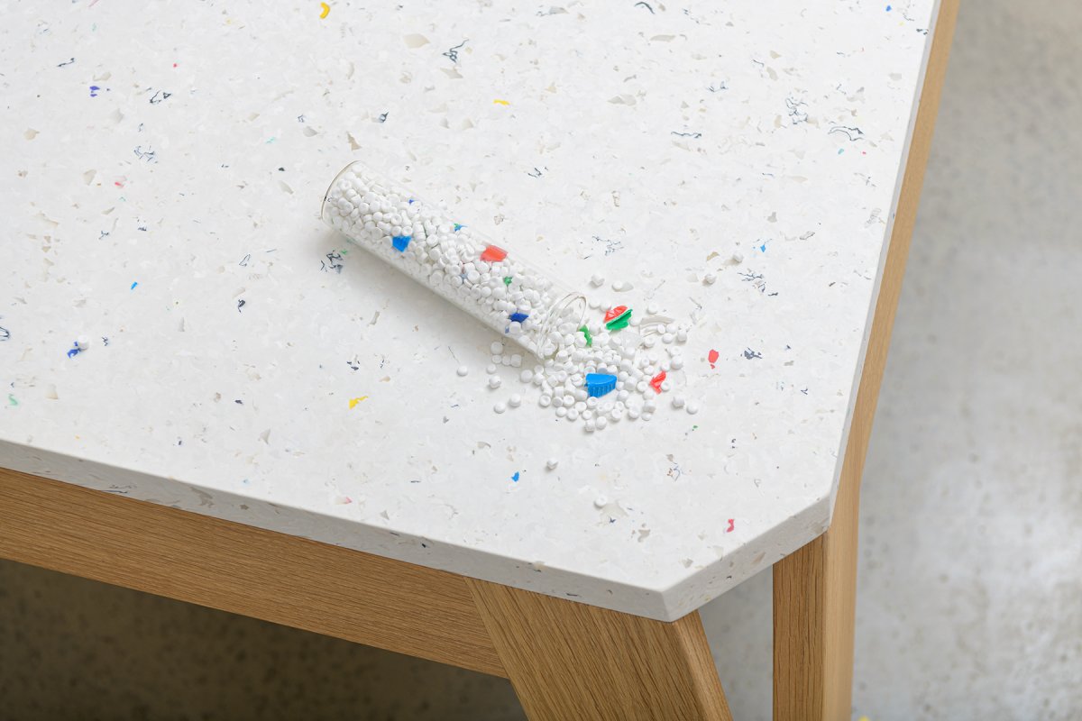 Table basse MéliMélo Le Pavé® en chêne - plateau composé à 100% de déchets plastiques