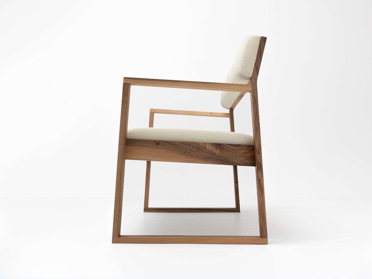 Banc en noyer Aix disponible en 2 longueurs : 120 cm: 2 places / 180 cm: 3 places