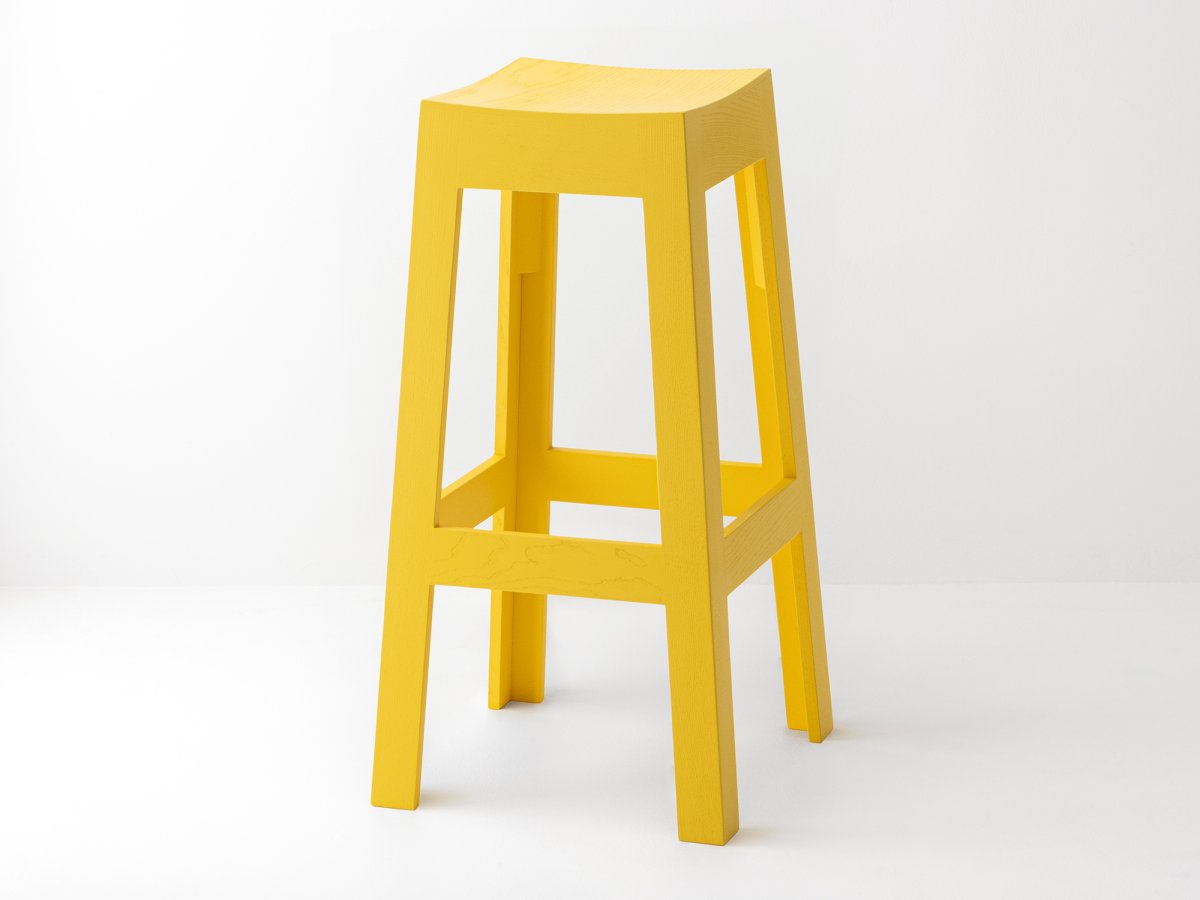Tabouret en frêne laqué intégral sur mesure jaune - Wak
