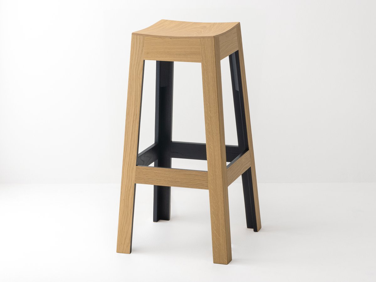Tabouret haut de bar en chêne laqué Noir RAL 9005 - Wak
