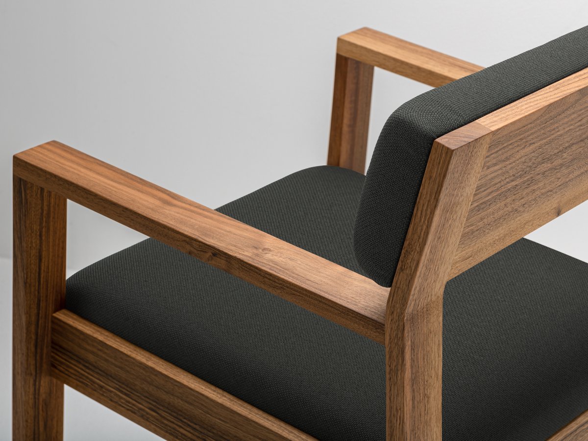 Chaise de salon en noyer et tissu design - AIX
