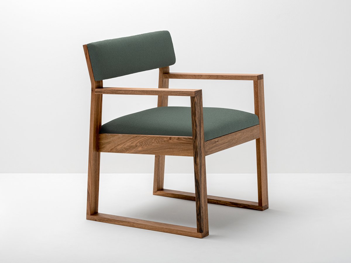 Fauteuil scandinave en tissu et bois massif de noyer vert - AIX