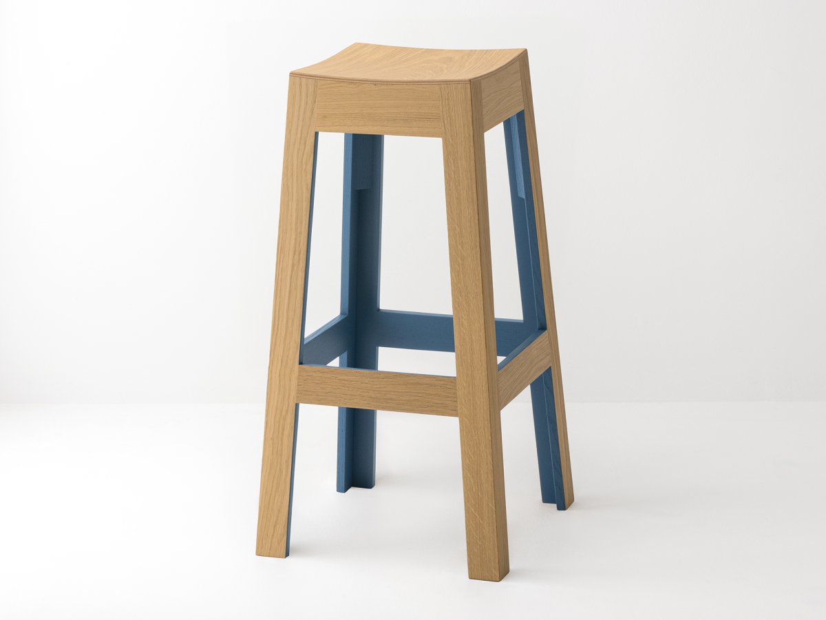 Tabouret de bar design en bois de chêne laqué Bleu RAL 5001 - Wak