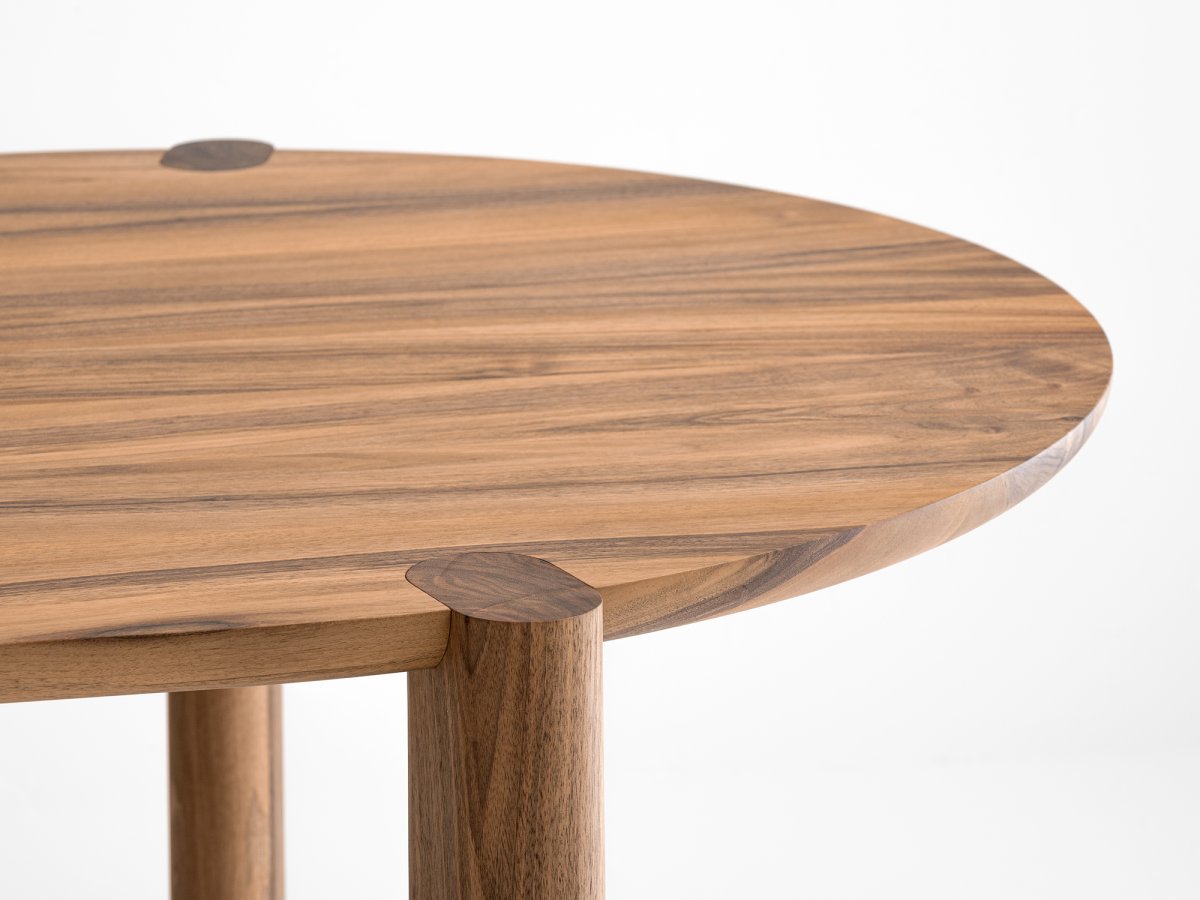 Table en noyer massif aux superbes assemblages d'ébénisterie - Couscous