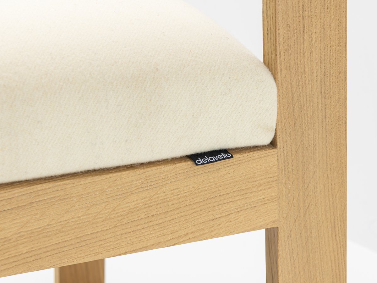 Chaise tapissée de manière artisanale dans notre atelier en Franche-Comté - Aix
