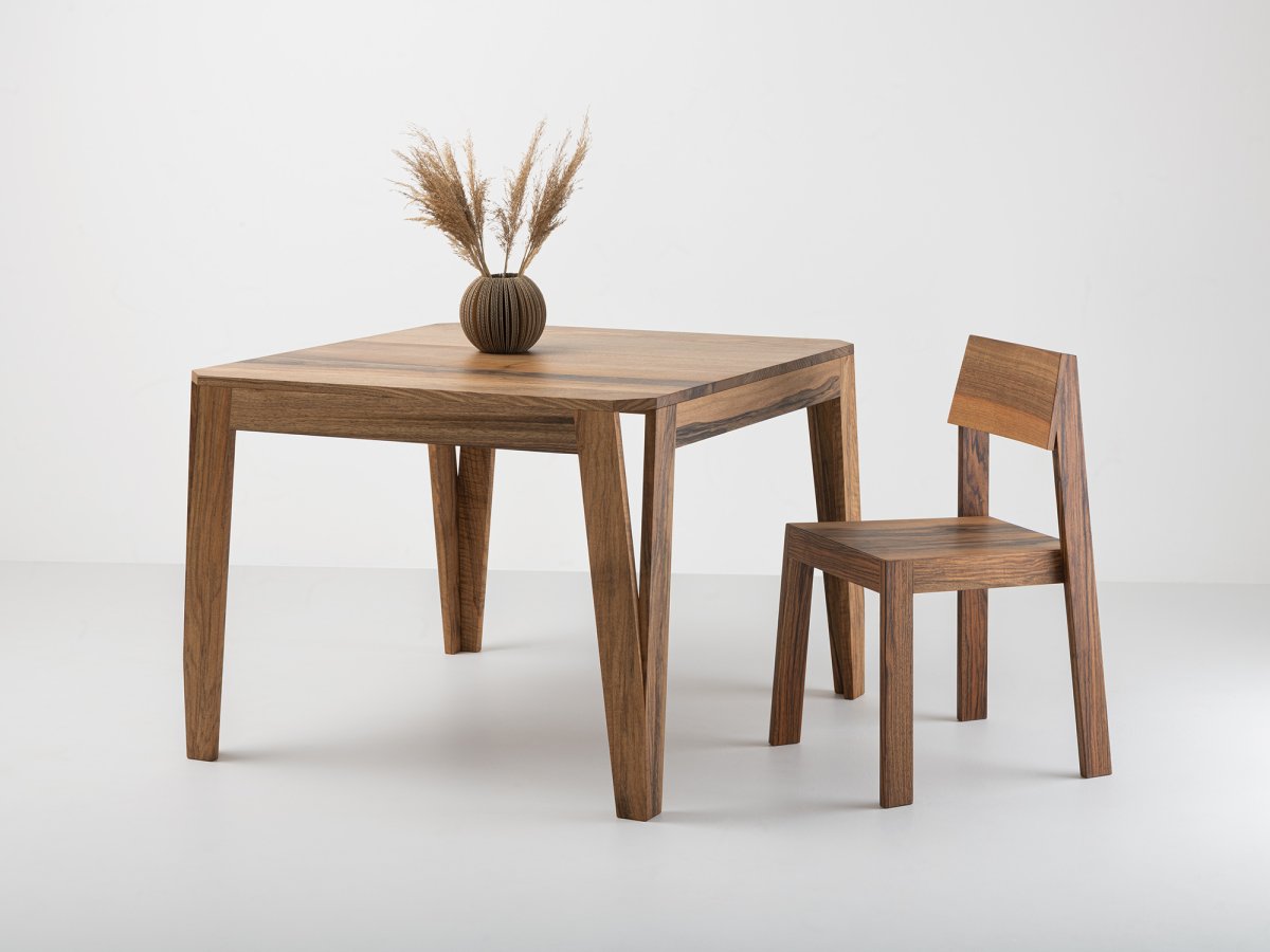 Ensemble table Méli-Mélo sur mesure 80 x 80 cm avec une chaise PilPil en noyer