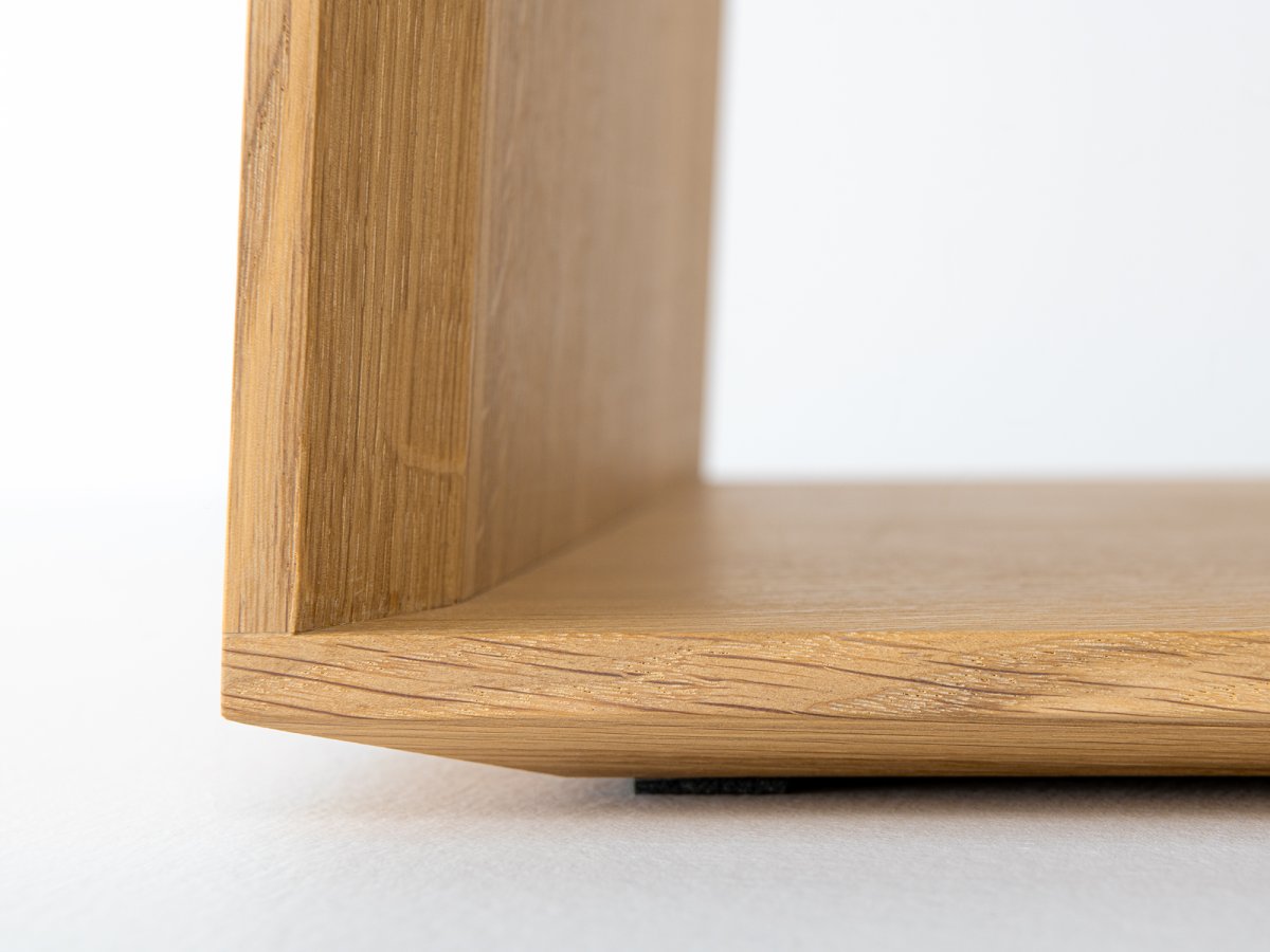Détails des finitions en bois naturel.