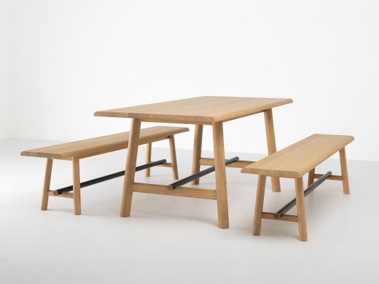 Table et banc en bois massif remisés