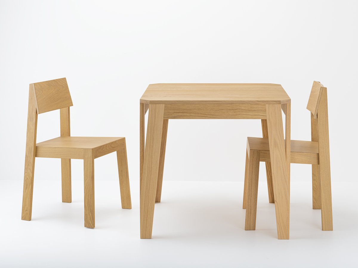 Table contemporaine en chêne massif parfait pour 2 personnes - MéliMélo en chêne