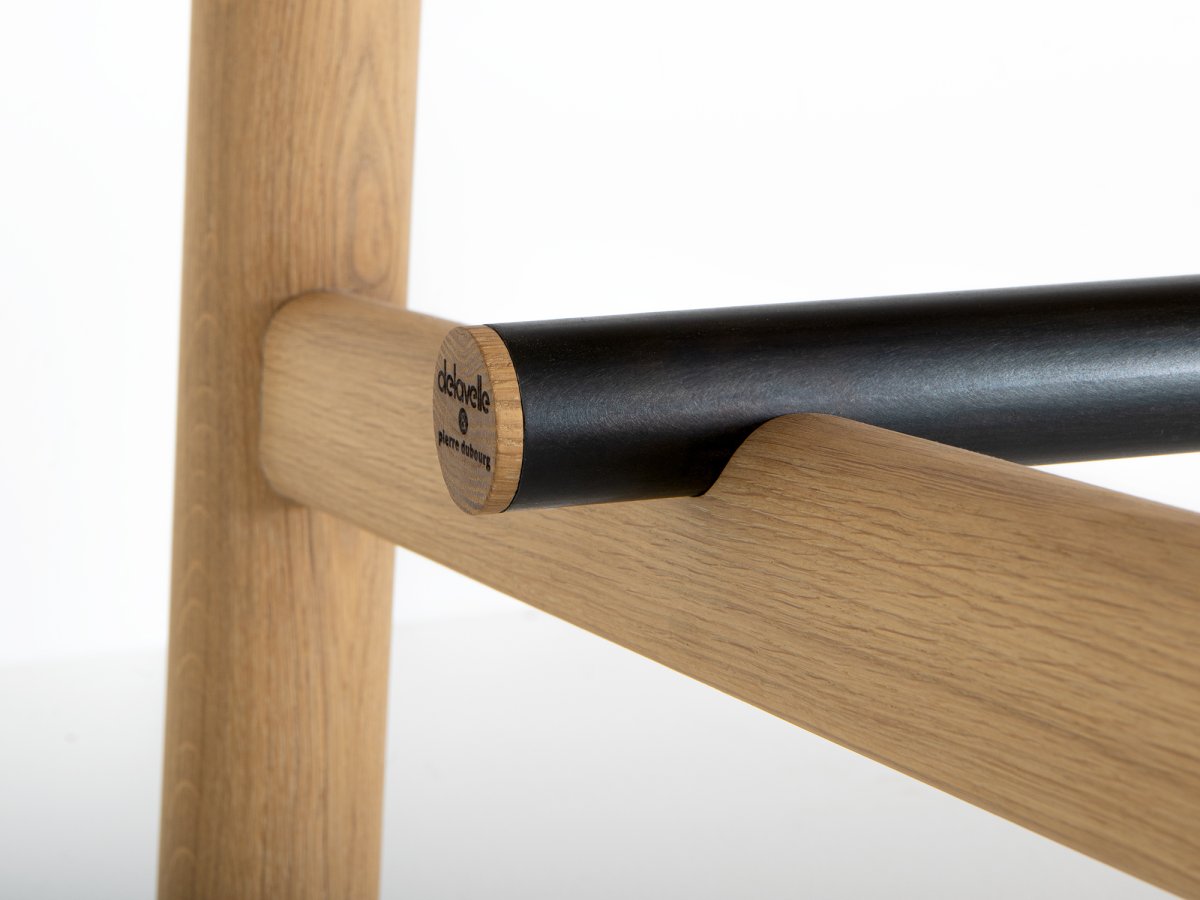 Table en bois design : superbe assemblage de la traverse en métal noir - Ostal