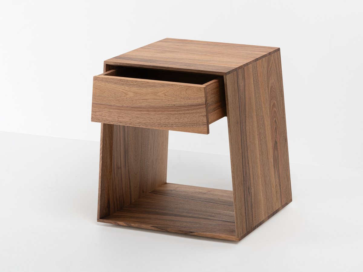 Table de nuit contemporaine avec tiroir et rangement fabriqué en France - Anouk en noyer