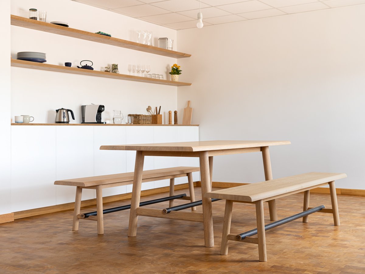Table contemporaine en bois et métal avec bancs - Ostal