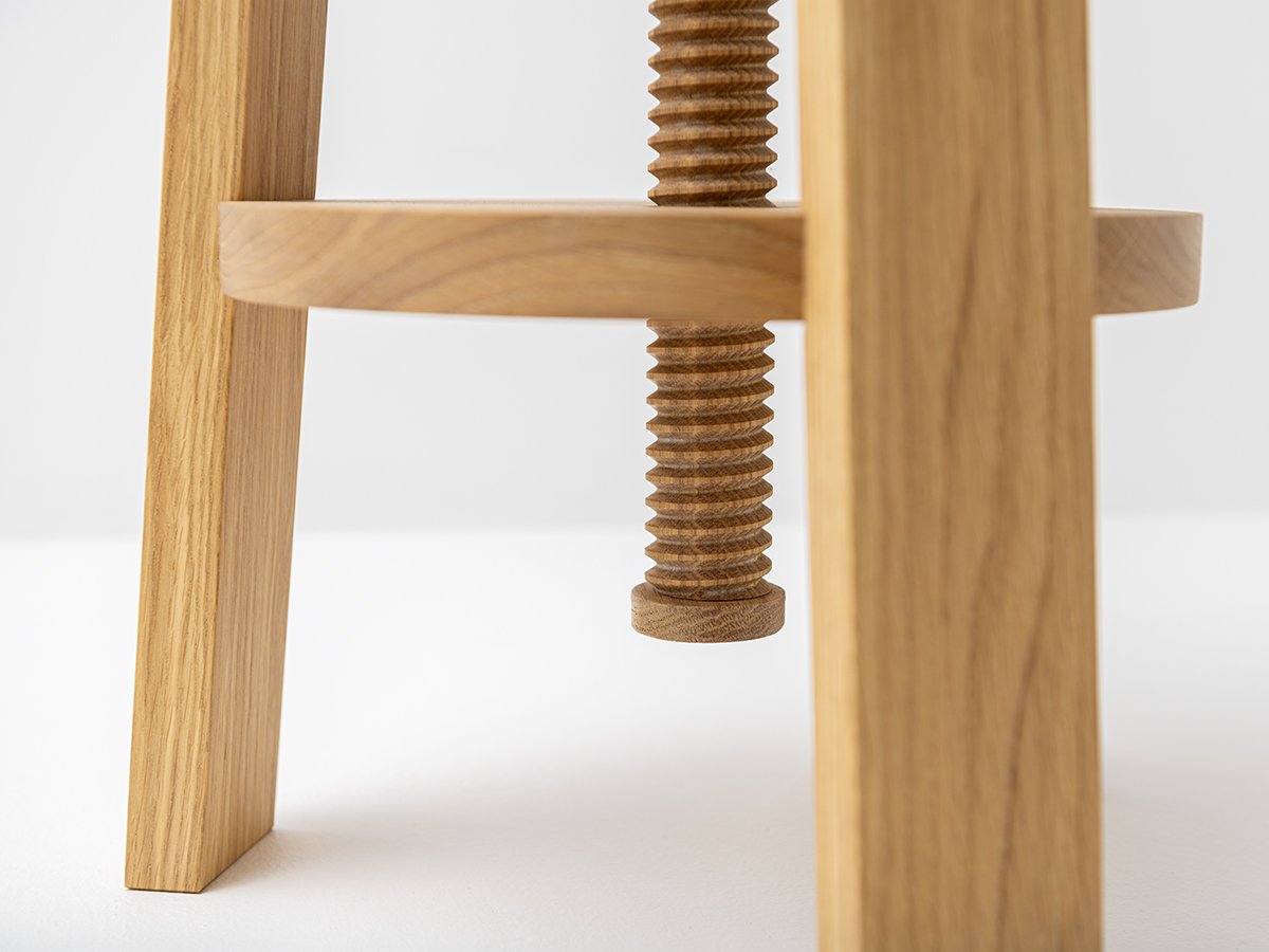 Tabouret rotatif bas en bois à vis sans fin fabriquée dans le Jura et en Saône-et-Loire