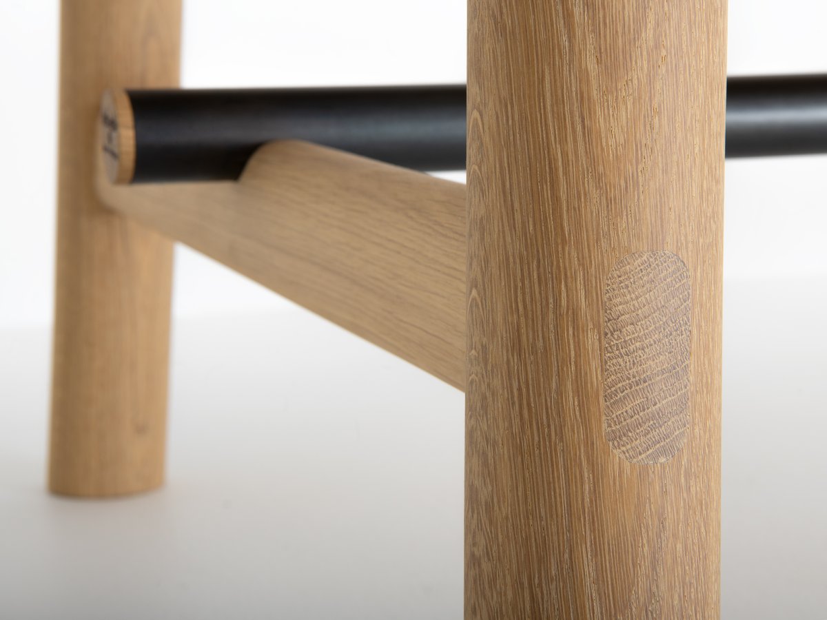 Banc d'intérieur en bois massif : assemblage d'ébénisterie par tenon mortaise - Ostal