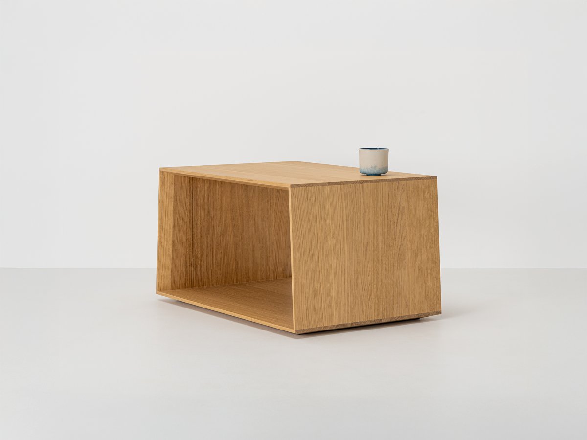 Table basse design authentique, hauteur de plateau 40cm.