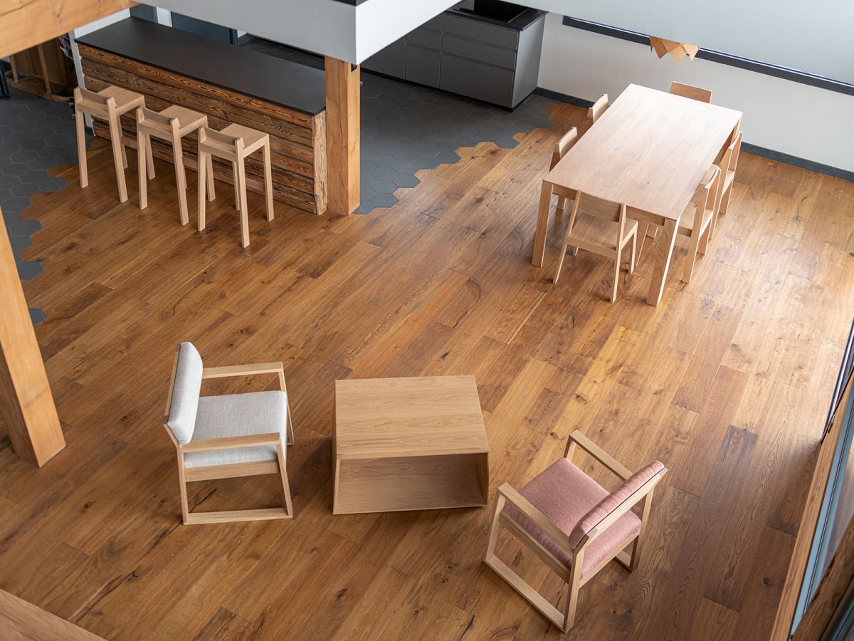 Une petite table de salon élégante aux formes carrées.