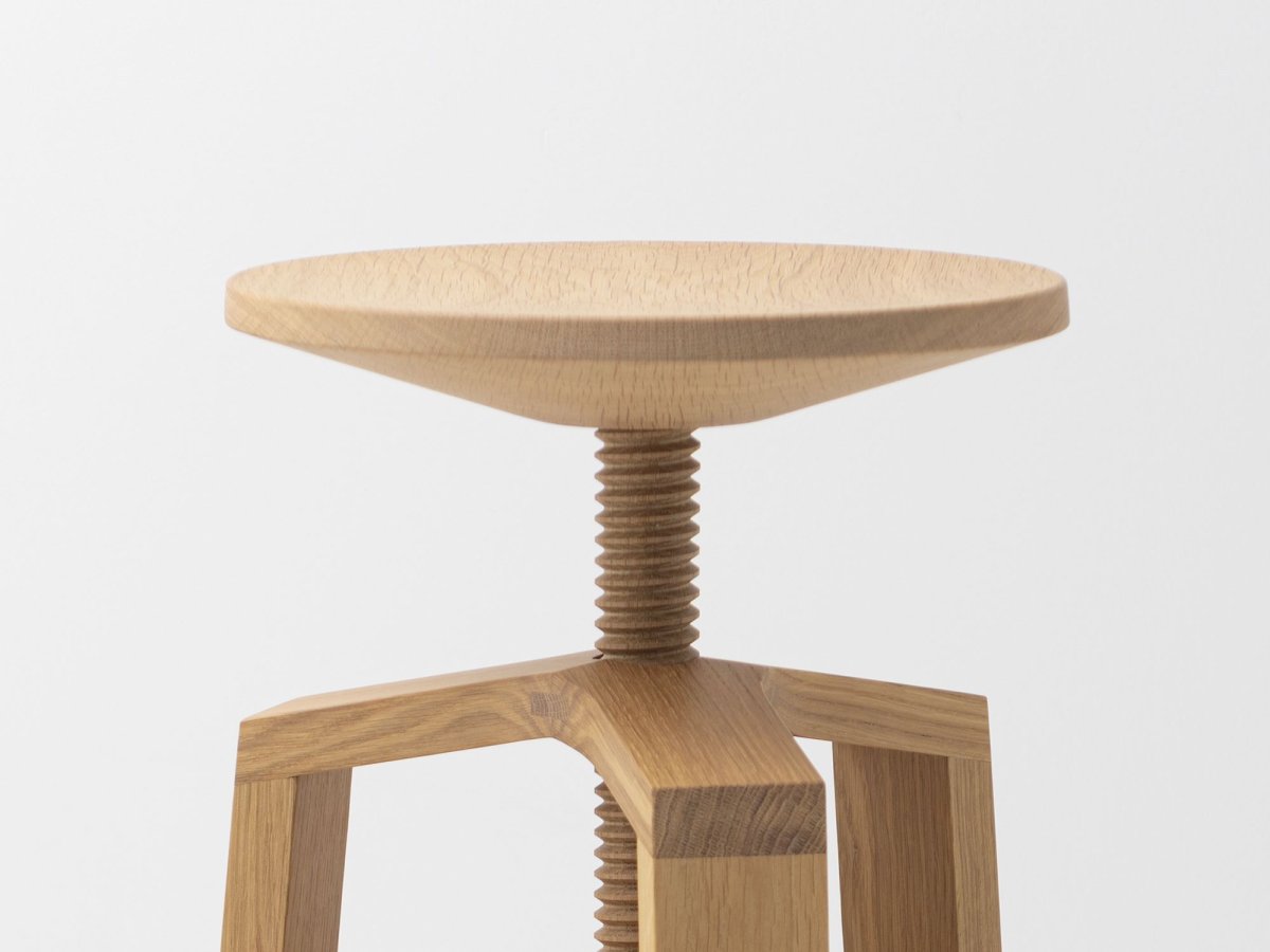 Assise de tabouret concave avec vis sans fin en bois - Technique d'assemblage par tenon-mortaise