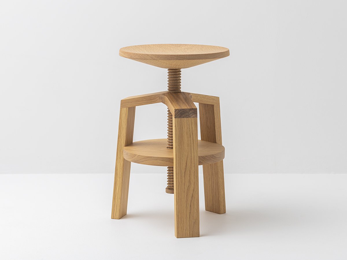 Petit tabouret éco-responsable à vis en chêne massif 100% - Hauteur de 40 à 55 cm