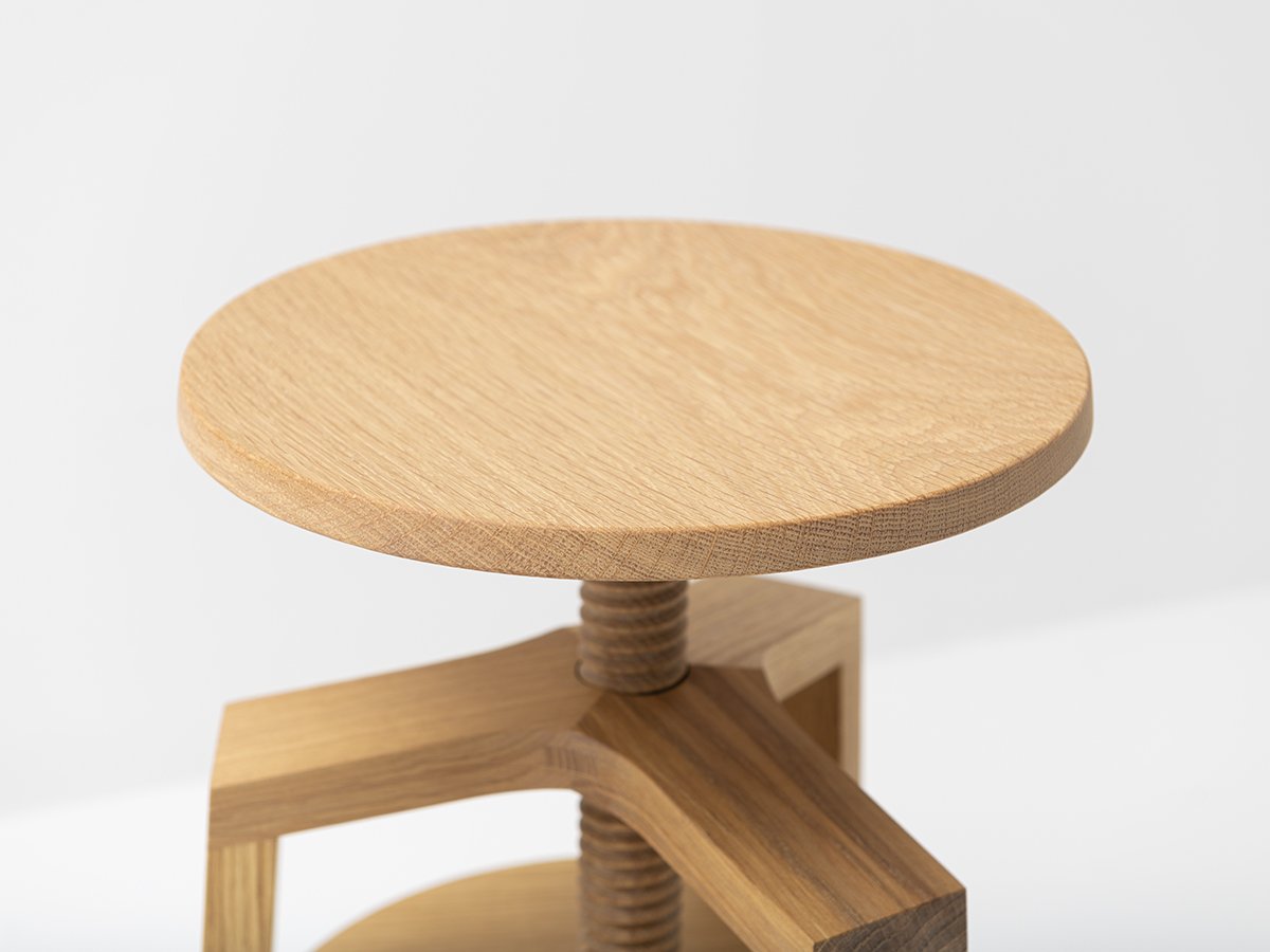 Assise de tabouret rotative avec ergonomie concave