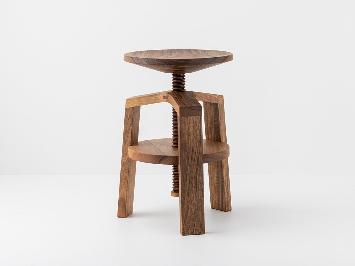 Tabouret à vis en bois de noyer de style horloger