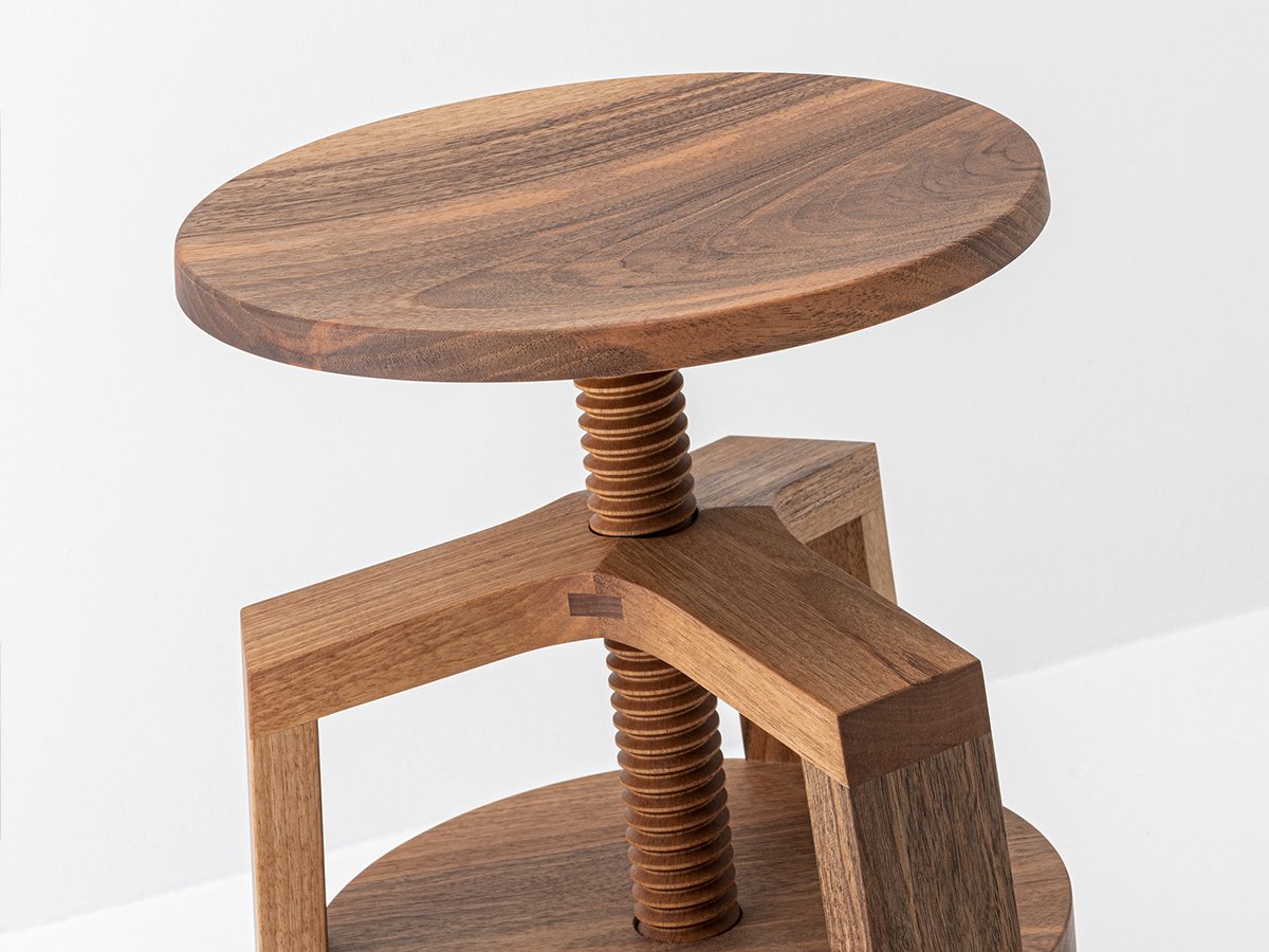 Assise de tabouret réglable en hauteur avec une vis centrale