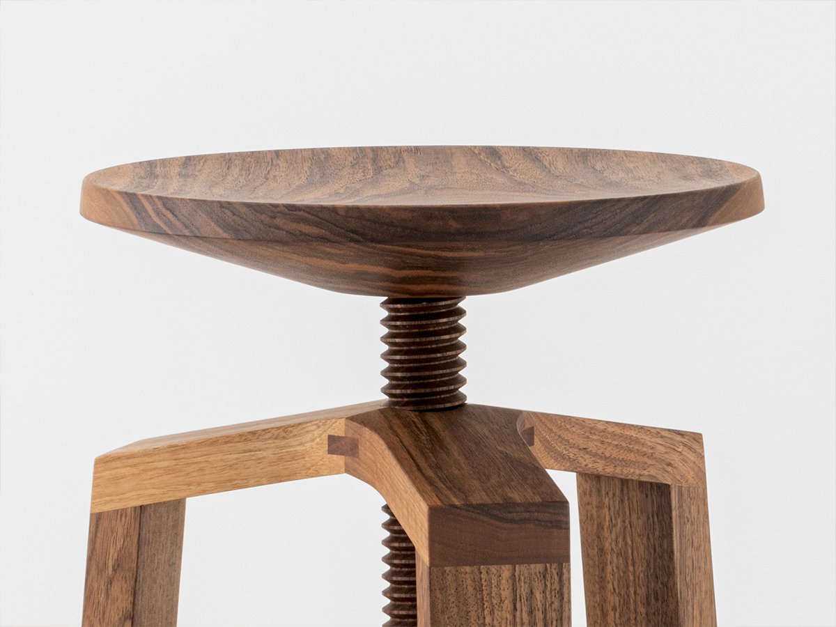 Tabouret artisanal en bois avec une assise ronde