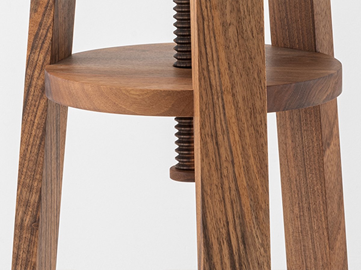 Tabouret avec vis centrale réglable en hauteur