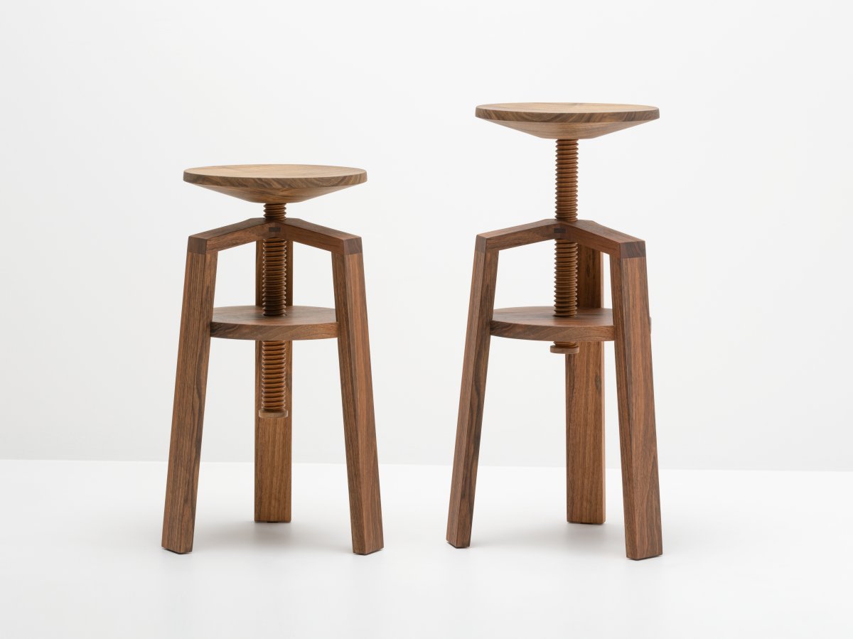 Tabouret en bois à vis hauteur réglable de 55 à 70 cm