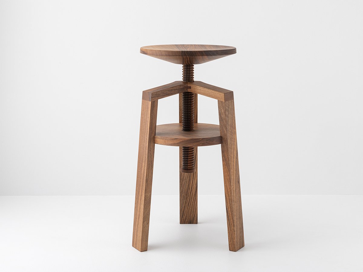 Tabouret à vis en noyer massif couleur brun foncé