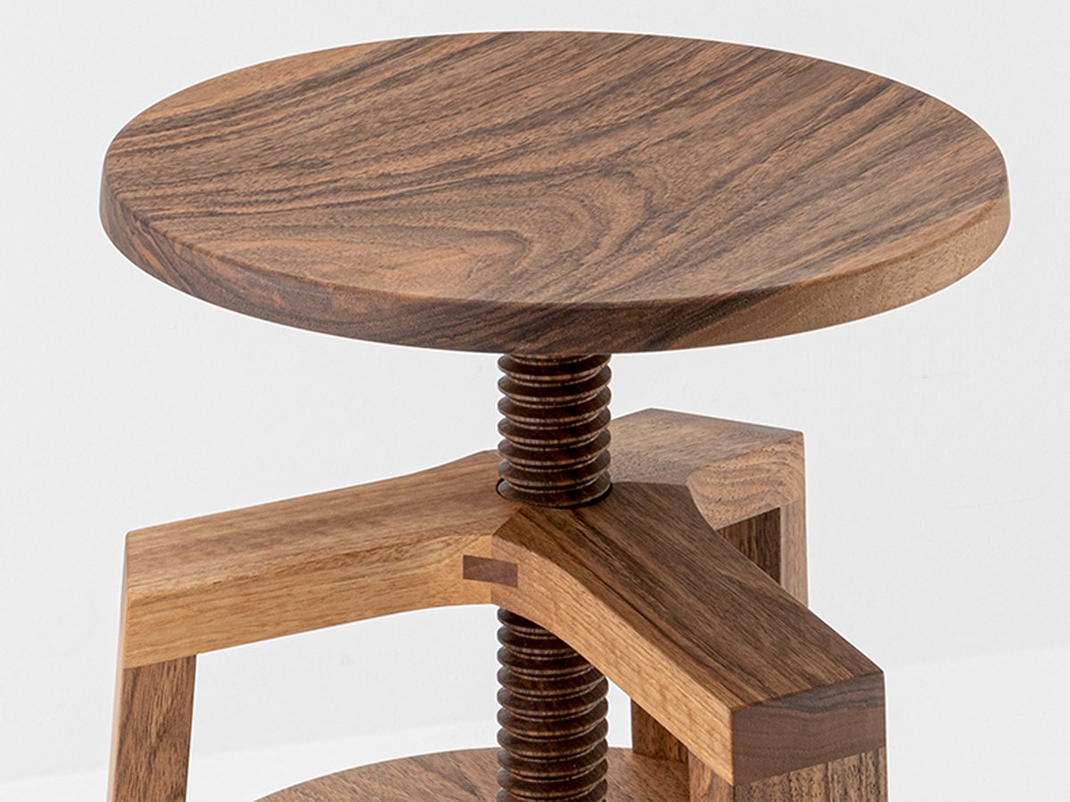 Tabouret à vis en noyer avec assise ronde