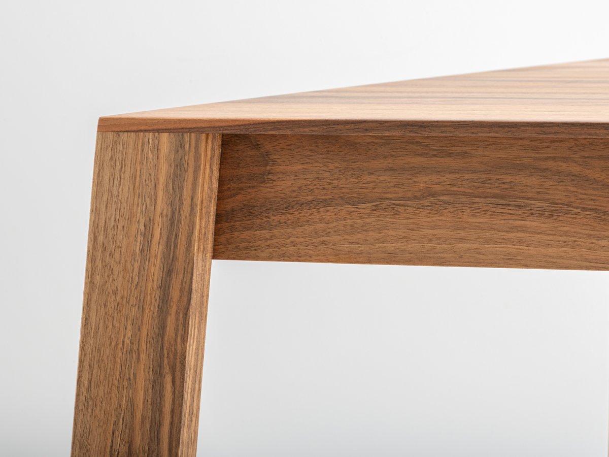Table basse en noyer certifié PEFC, style élégant