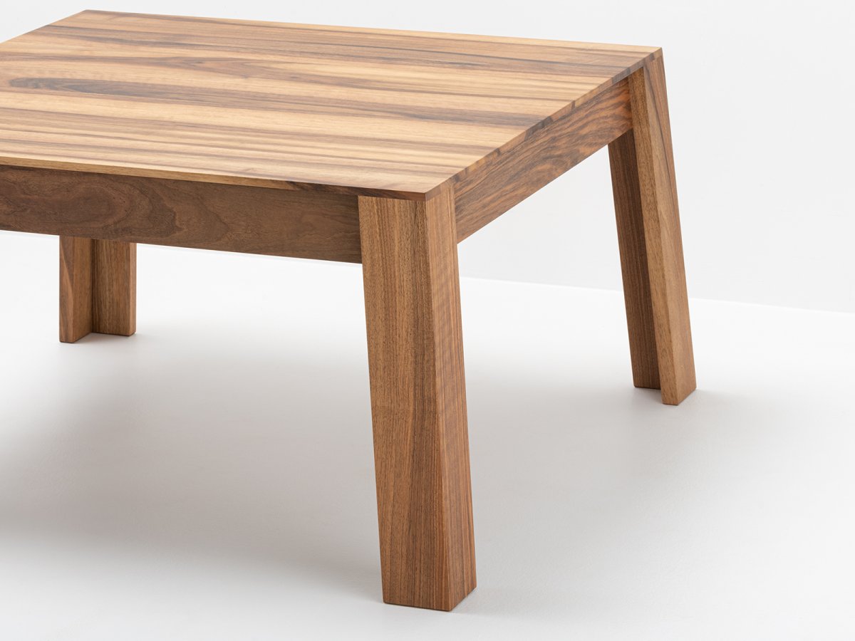 Table basse en bois carré