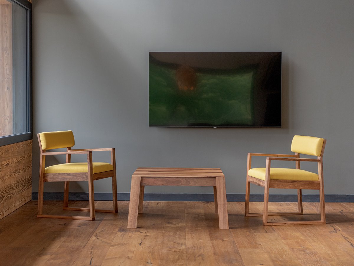Table basse Aix en noyer - Avec les chaises et fauteuils Aix
