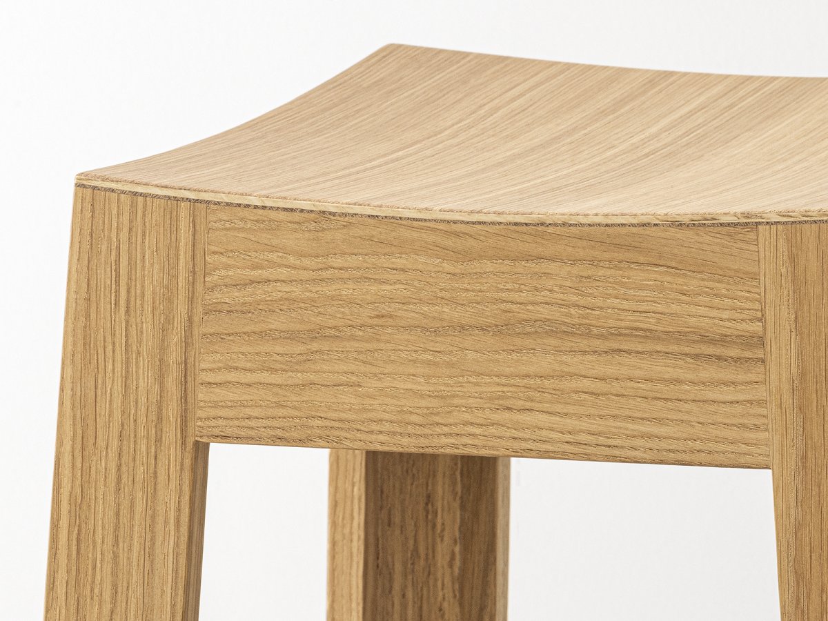 Assise carrée de tabouret de bar en bois à la forme concave