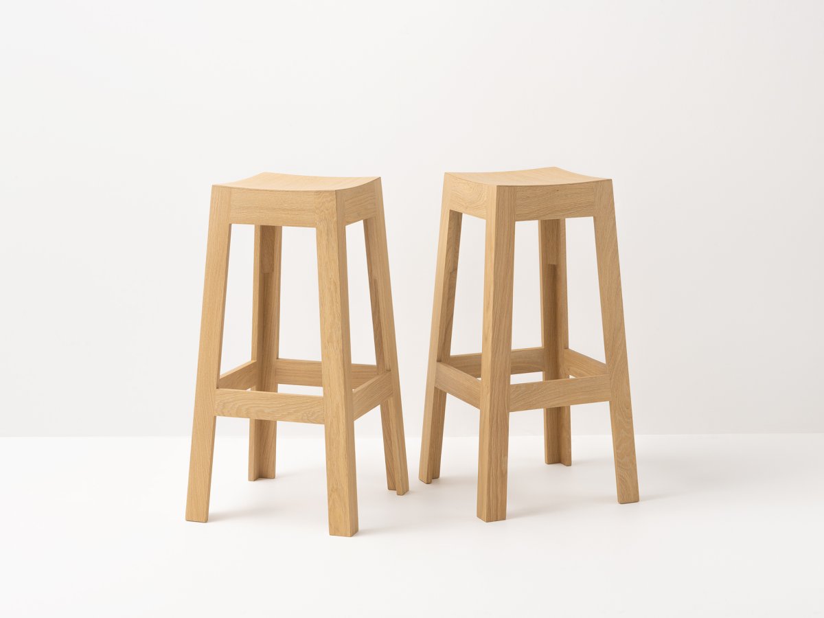 Tabouret style scandinave en bois hauteur 75 cm pour une table de hauteur 105 cm