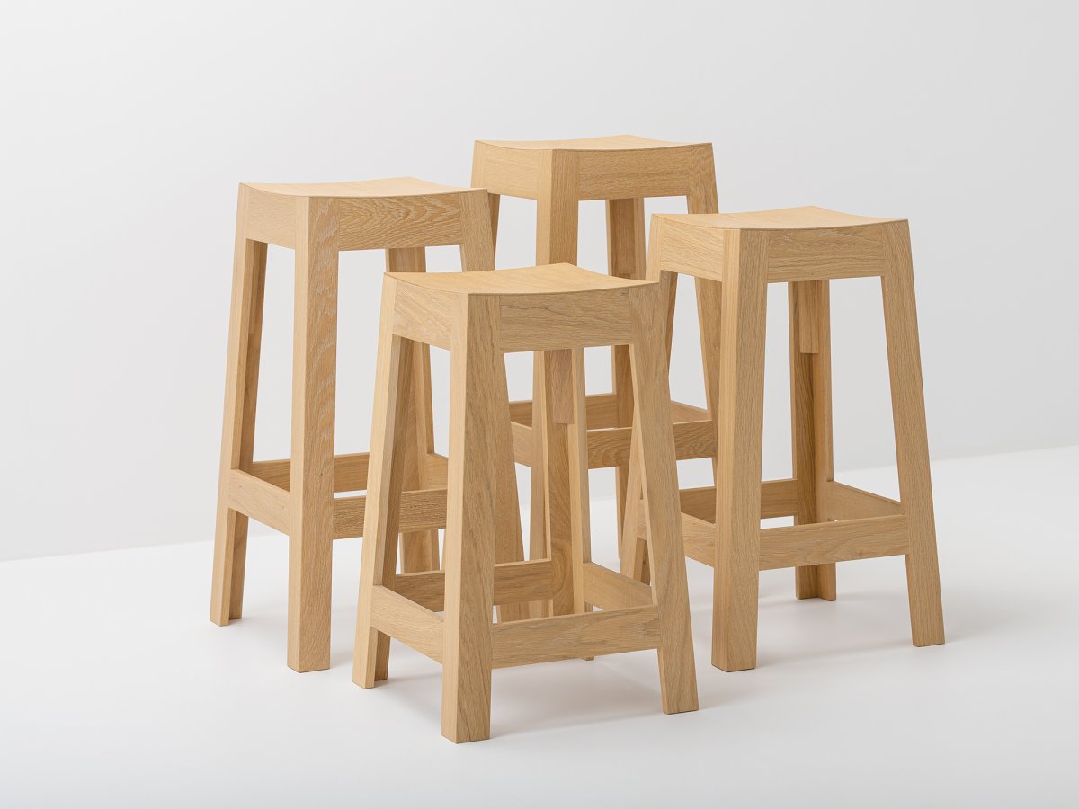 Tabouret design bois naturel sur mesure pour une table haute