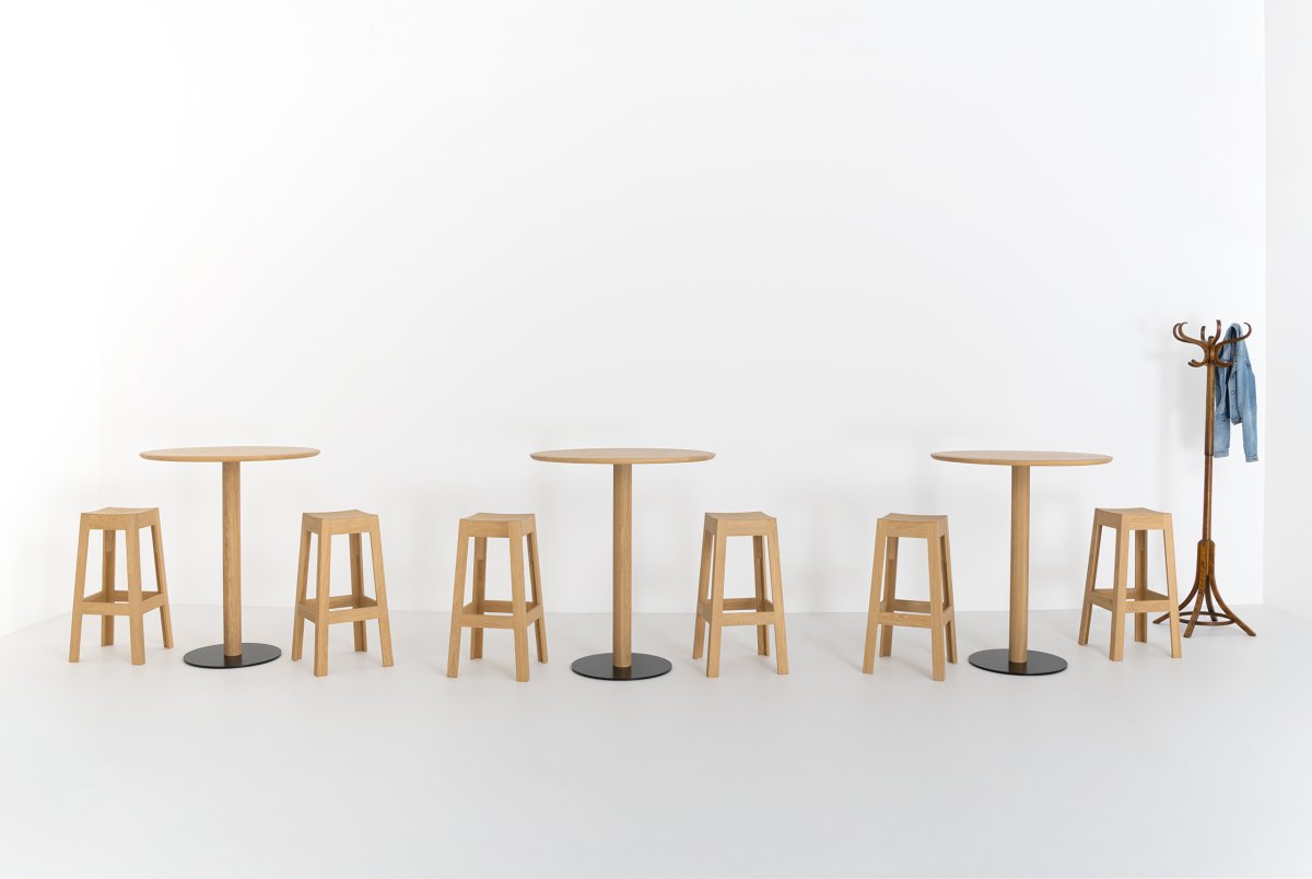 Tabouret haut en bois et sa table de Bistrot appelée "Bistronome" par Delavelle
