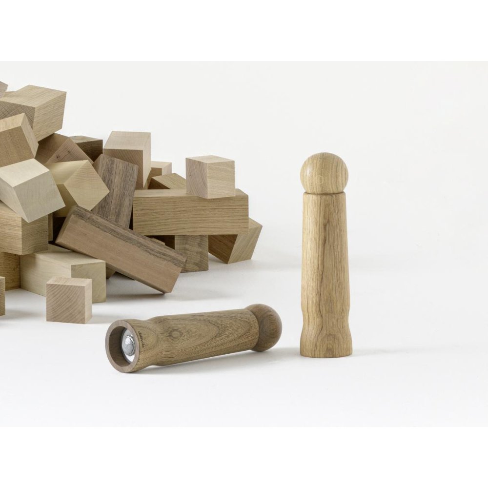 AUF EINER NACHHALTIGEN PFEFFERMÜHLE, UM HOLZABFÄLLE ZU VERWENDEN