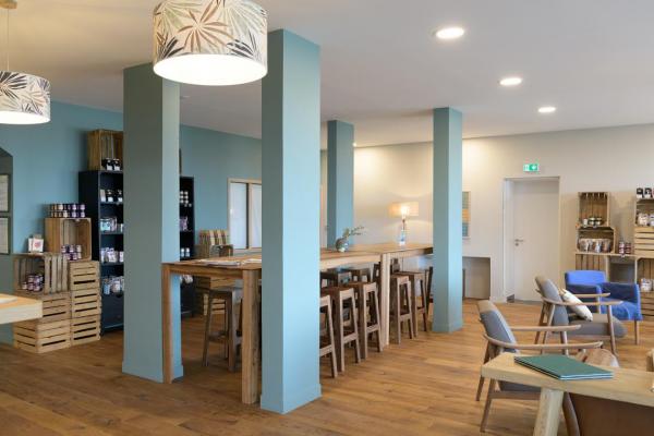 Am&eacute;nagement de bar Le Castel Ach par Delavelle
