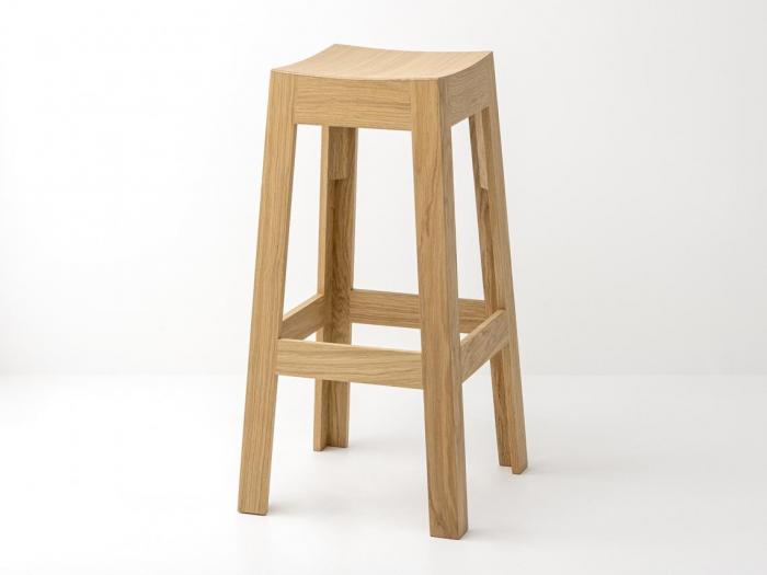 Tabouret de bar Wak en ch&ecirc;ne massif