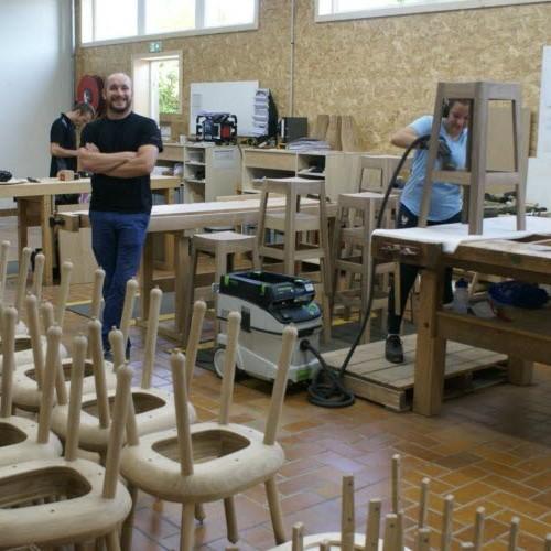 /le patron hugo delavelle avec deux ouvriers dans la zone de montage le patron hugo delavelle avec deux ouvriers dans la zone de montage
